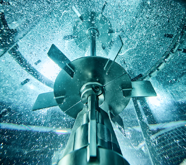 Large impeller shown from below in a vessel filled with water