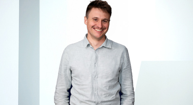 Portrait image of Peer Sander in a white shirt